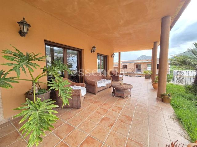 Casa en venta en Terrateig. GRAN CASA INDEPENDIENTE CON GRANDES TERRAZAS. SE PODRÍA CONSTRUIR PISCINA. Casas.