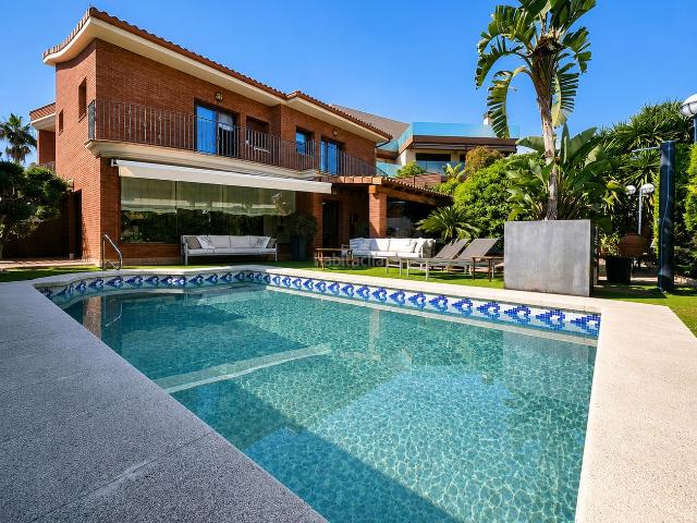 Casa en venta en Tiana. Magnífica casa a cuatro vientos en el corazón de Tiana: gran jardín, piscina y máximo confort. Casas.