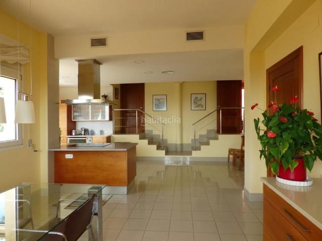 Casa en venta en Tiana. Excepcional villa en Badalona. Casas.