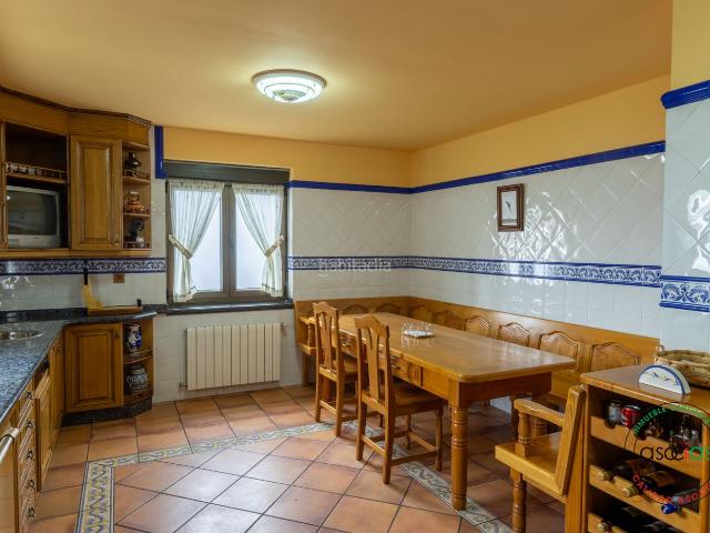 Casa en venta en Tineo. Casa y Panera para entrar a vivir en plena naturaleza. Casas.