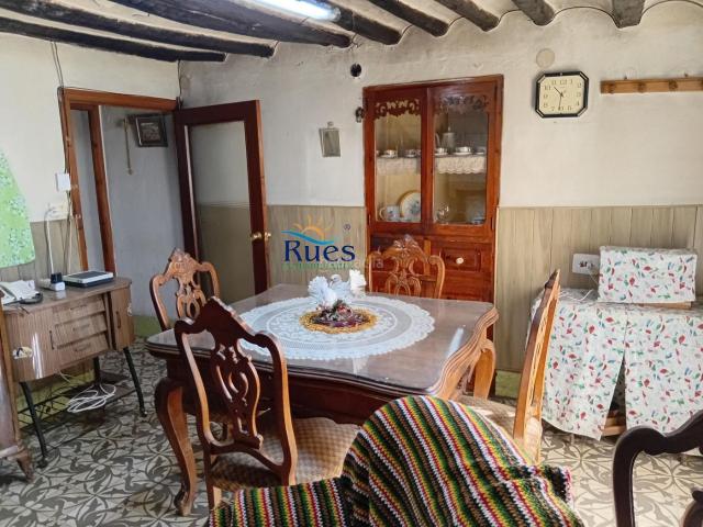 Casa en venta en Tírig. Casa de pueblo con encanto y ubicación estratégica en Tirig. Casas.