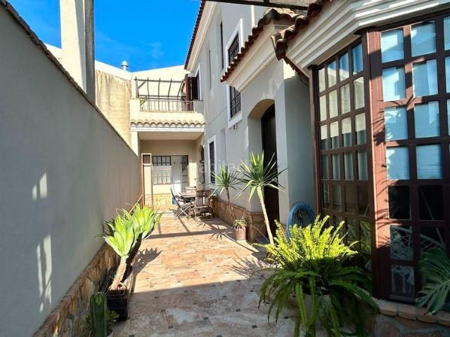 Casa en venta en Tocina. LOS ROSALES, TOCINA SEVILLA Casa lista para entrar a vivir en una muy buena zona, con 4 dormitorios, suite y terraza. Casas.