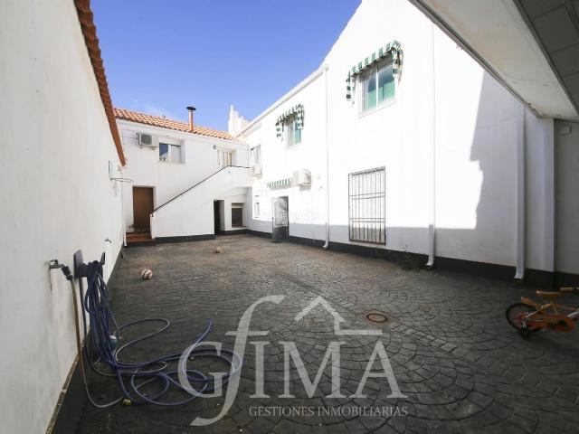 Casa en venta en Tomelloso. Casa muy grande, como las que ya no se hacen. Patio amplio y numerosas estancias. Cocinilla. Casas.