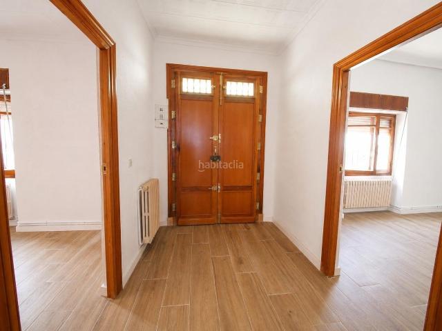 Casa en venta en Tomelloso. Casa de planta baja con 4 dormitorios, patio y gran terraza junto a calle Don Víctor Peñasco. Casas.