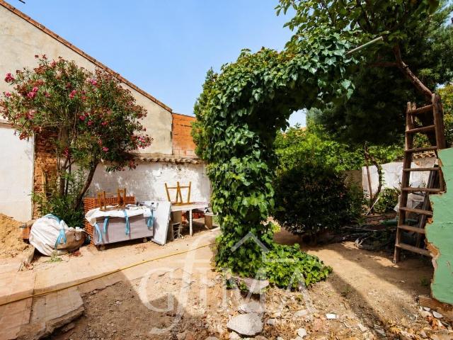 Casa en venta en Tomelloso. Casa de planta baja con parcela de 360 m2 y reforma iniciada. Casas.