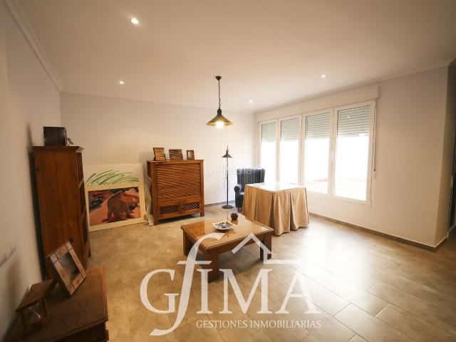 Casa en venta en Tomelloso. Espectacular casa con mucha luz y reformada por completo. Con chimenea, garaje y patio. Casas.