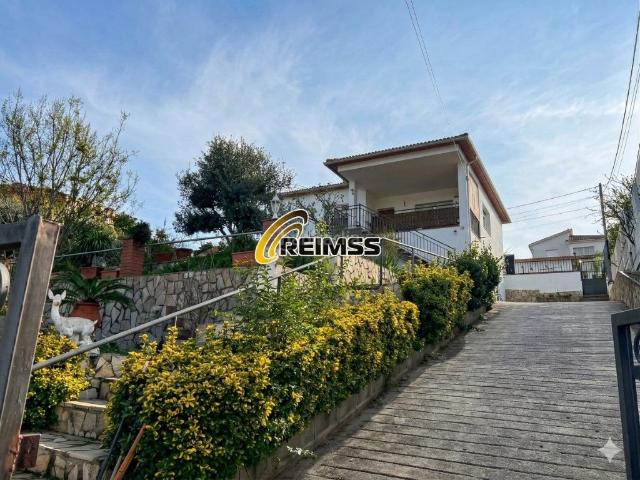 Casa en venta en Tordera, Niàgara Parc Àgora Parc. Dos viviendas totalmente independientes y un apartamento adicional, con un total de 6 habitaciones a solo 13 km de BLANES. Casas.