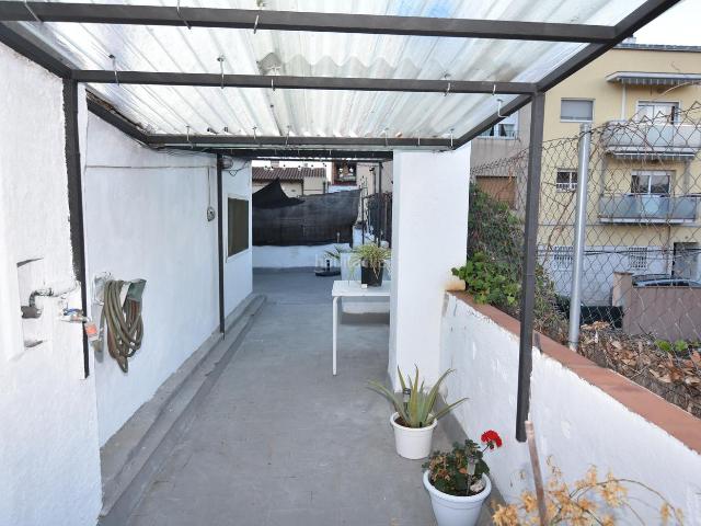Casa en venta en Tordera, Sant Pere. ¡No pierdas la oportunidad de vivir en el corazón del pueblo con la privacidad que buscas. Casas.