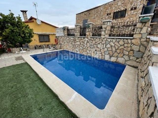 Casa en venta en Tordera, Tordera. Casa con piscina y amplia parcela para reformar a tu gusto en Agora Parc, Tordera. Casas.
