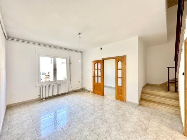 Casa en venta en Torelló. Una casa amb espai, llum i calma. Casas.