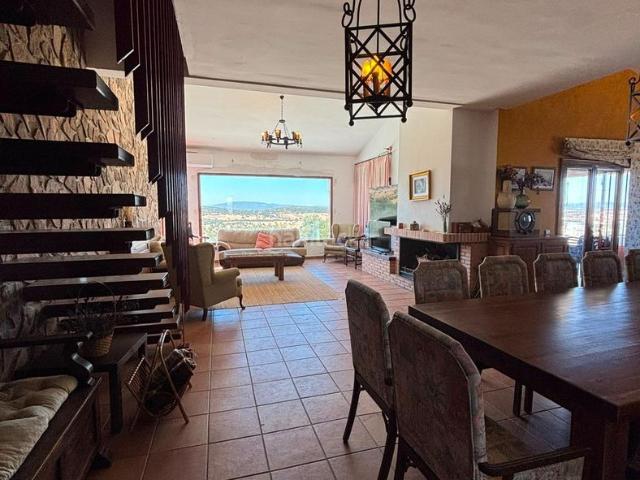 Casa en venta en Torre de Juan Abad. Espectacular casa rural autosuficiente con piscina en entorno natural reservado. Casas Torre de Juan.