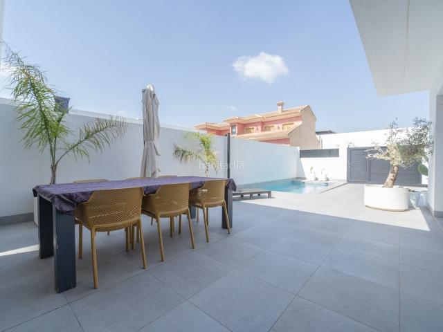 Casa en venta en Torre Pacheco, Roldán. ADOSADO DE 2 DORMITORIOS 2 BANtildeOS CON PARCENtildeA DE 165,ampnbspPISCINA PRIVADA, SOLARIUM PRIVADO EN ROLDAacuteNVIVIENDA REF. Casas Torre.