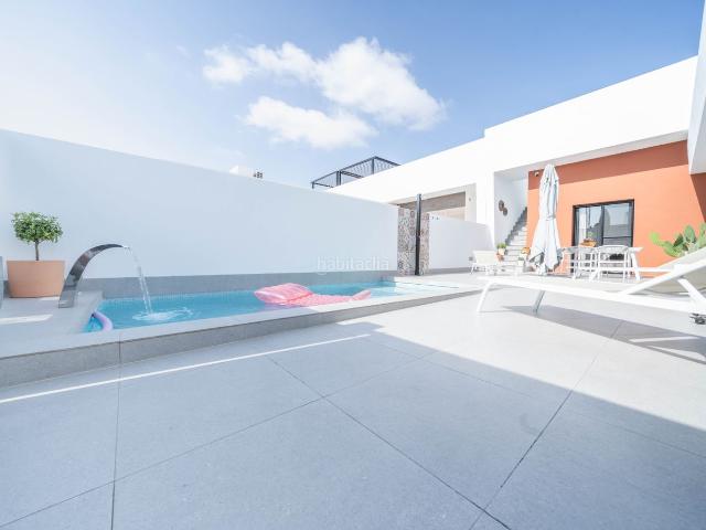 Casa en venta en Torre Pacheco, Roldán. Casa de 3 dormitorios con piscina privada y solaacuterium en Roldaacuten REF JR017DescripcioacutenExclusiva casa de reciente const. Casas Torre.