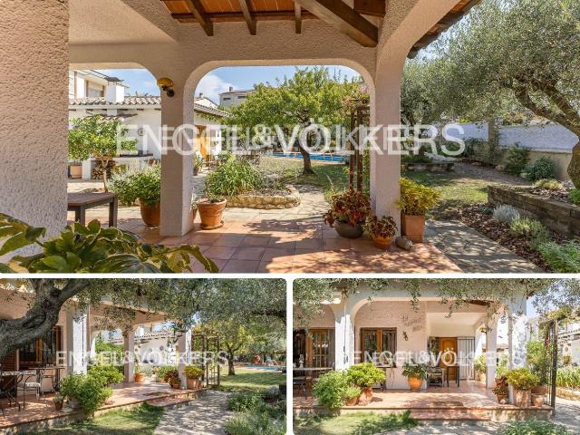 Casa en venta en Torredembarra, Sant Jordi Costa Dorada. Encantadora casa de estilo mediterráneo. Casas.