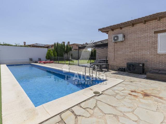 Casa en venta en Torrejón del Rey. ESPECTACULAR CHALET INDEPENDIENTE EN PLANTA CON PISCINA Y PLACAS SOLARES. Casas Torrejón del.