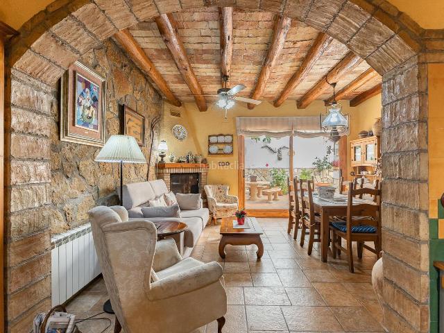 Casa en venta en Torrelavit. Elegancia, amplitud y serenidad en el corazón de Torrelavit. Casas.