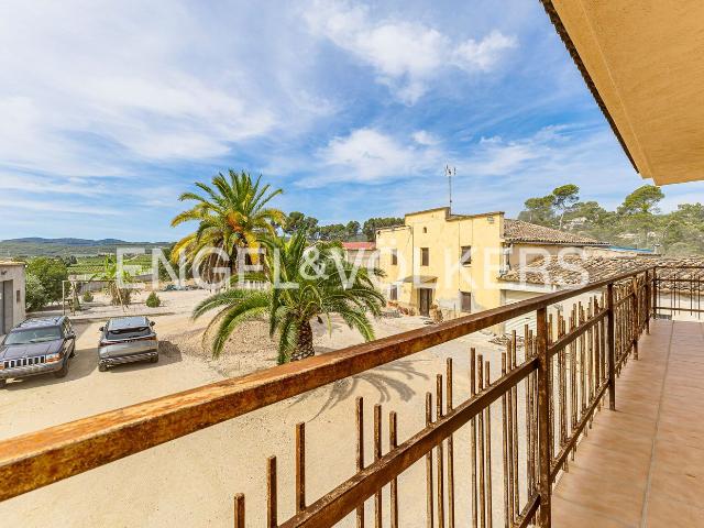 Casa en venta en Torrelles de Foix. Finca privada con masía histórica, vivienda independiente y amplios espacios. Casas Torrelles de.