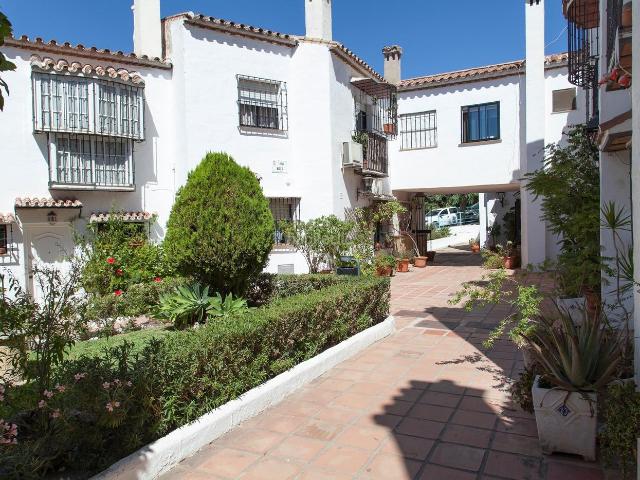 Casa en venta en Torremolinos, La Colina. Chalet adosado en La Colina Torremolinos con 140 m distribuidos en tres plantas. Dispone de 3 dormitorios, 2 baños, sótano habitab. Casas.