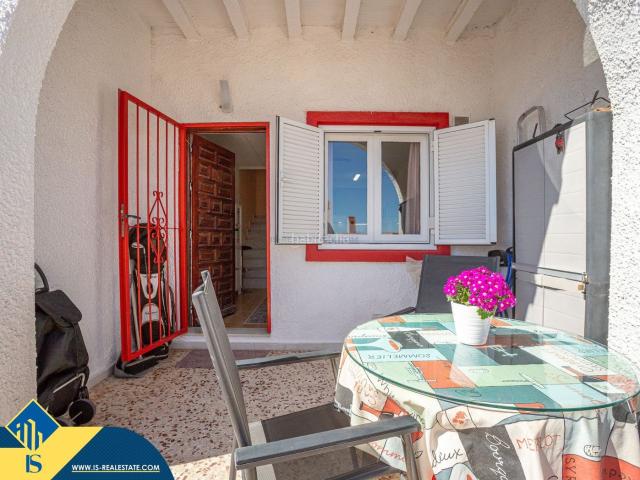 Casa en venta en Torrevieja, Cabo Cervera. Casa con terraza, en la provincia de Alicante, en la localidad de Torrevieja, en el barrio de La Mata. 1 habitación 53 m² A 50. Casas.