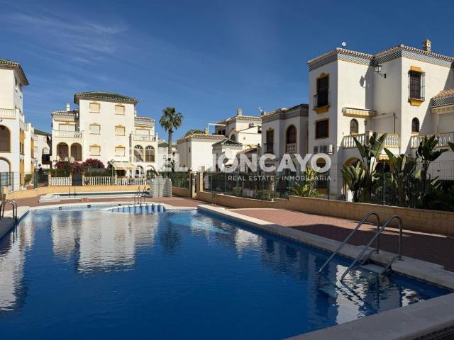 Casa en venta en Torrevieja, Cañada del Molino. Fantástico bungalow de planta alta con bonitas vistas a escasos metros de las playas de Torrevieja, Costa Blanca. Casas.