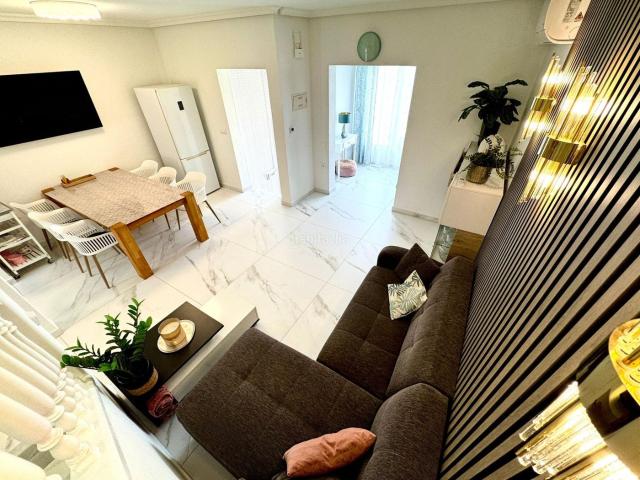 Casa en venta en Torrevieja, Cañada del Molino. GRAN DÚPLEX EN TORREVIEJA 2 HAB, 1 BAÑO, 1 ASEO. Casas.