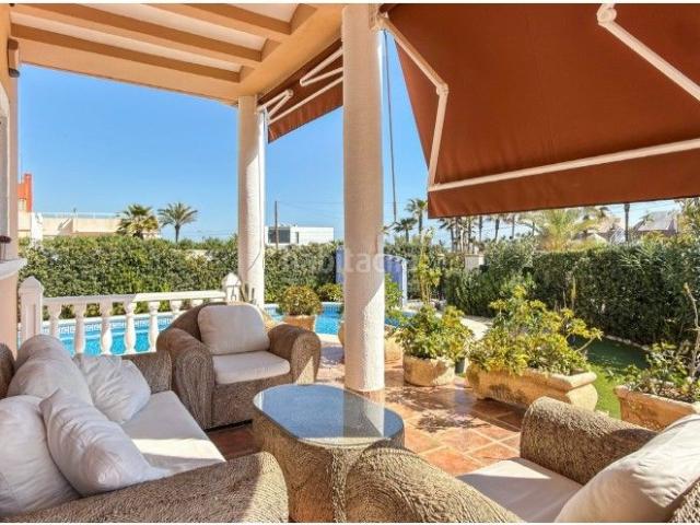 Casa en venta en Torrevieja, Cañada del Molino. VILLA DE LUJO EXCLUSIVA EN MOLINO BLANCO CON JARDÍN PRIVADO Y PISCINA. Casas.