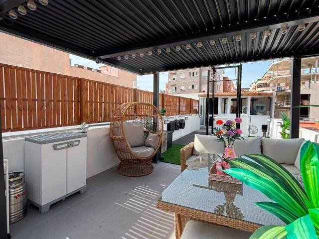 Casa en venta en Torrevieja, Centro Muelle Pesquero. Casa reformada con terraza, en la provincia de Alicante, en la localidad de Torrevieja, en el barrio de Playa del Cura. 3 habitaci. Casas.