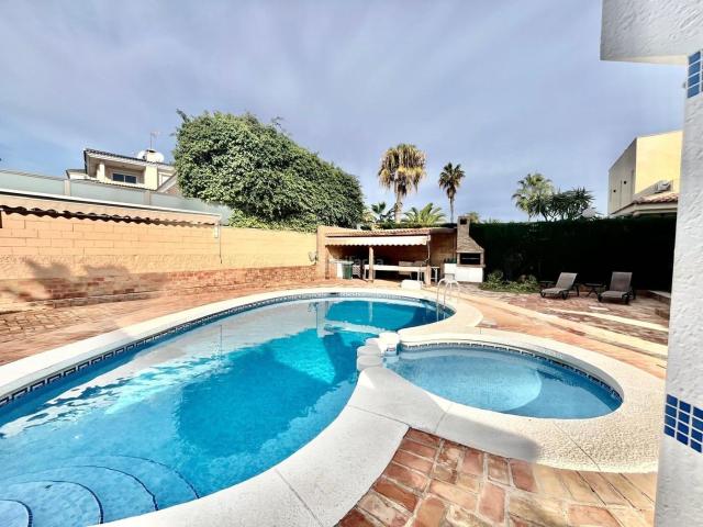 Casa en venta en Torrevieja, Centro Muelle Pesquero. Casas.