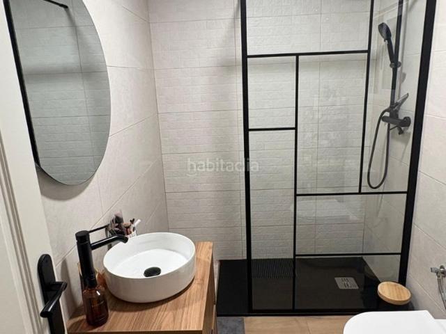 Casa en venta en Torrevieja, Antonio Machado. Bungalow reformado con piscina comunitaria, en la provincia de Alicante, en la ciudad de Torrevieja. 2 habitaciones 76 m² A 1. Casas.
