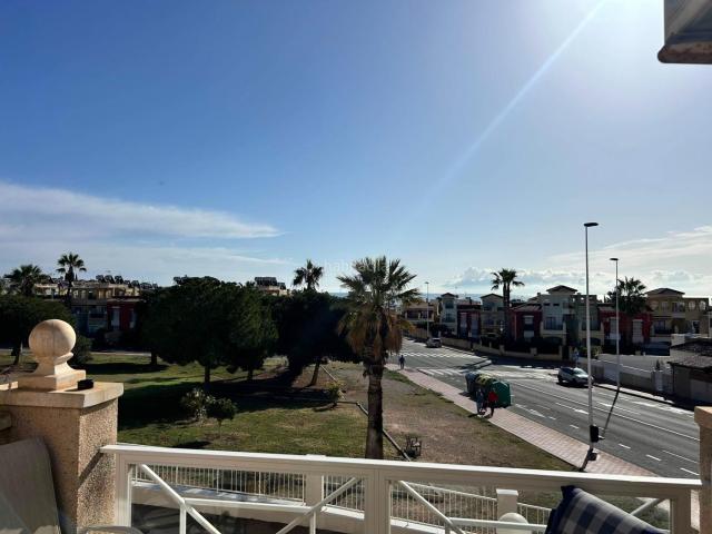 Casa en venta en Torrevieja, Aguas Nuevas. Bungalow con vistas al mar y aparcamiento privado en venta Altos de la Bahía VII, Aguas Nuevas, Torrevieja 179.900. Casas.