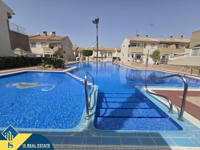 Casa en venta en Torrevieja, Aguas Nuevas. Bungalow con piscina compartida, en la provincia de Alicante, en la ciudad de Torrevieja. 2 habitaciones 45 m² 1,4 kilómetros. Casas.