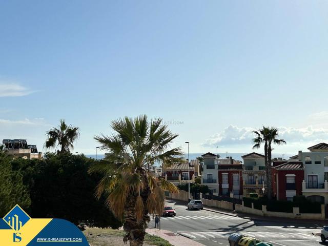 Casa en venta en Torrevieja, Aguas Nuevas. Bungalow con piscina comunitaria, en la provincia de Alicante, en la ciudad de Torrevieja. 2 habitaciones 61 m² A 1 kilómetro. Casas.