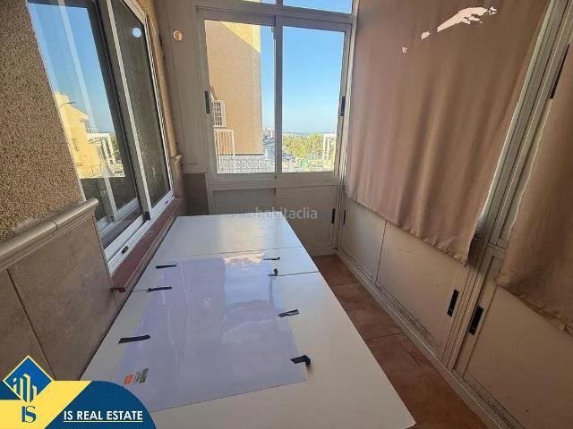 Casa en venta en Torrevieja, Aguas Nuevas. Bungalow con piscina comunitaria, en la provincia de Alicante, en la ciudad de Torrevieja. 3 habitaciones 60 m² 1,6 kilómetros. Casas.