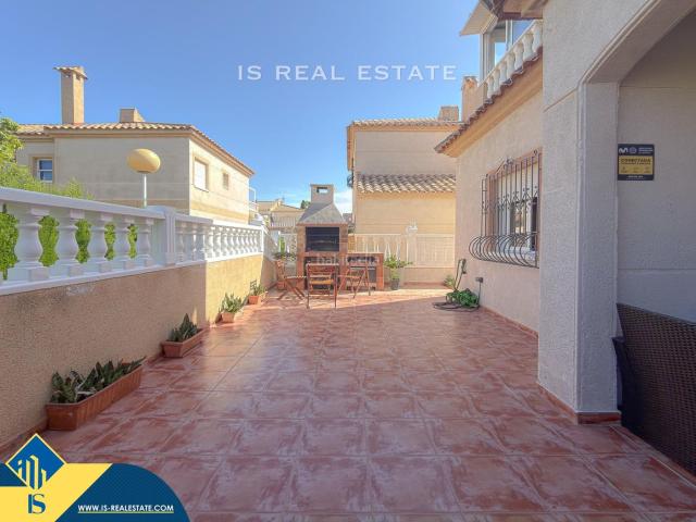 Casa en venta en Torrevieja, Aguas Nuevas. Bungalow con piscina comunitaria, en la provincia de Alicante, en la localidad de Torrevieja, en la Playa de los Locos. 3 habitaci. Casas.