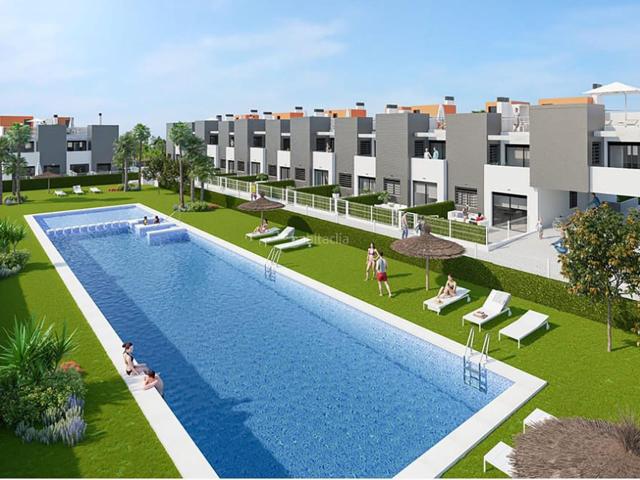 Casa en venta en Torrevieja, Aguas Nuevas. Bungalows nuevos a precios increíbles en una zona privilegiada. Casas.