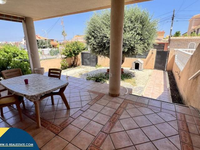 Casa en venta en Torrevieja, Aguas Nuevas. Casa con terraza, en la provincia de Alicante, en la localidad de Torrevieja, en el barrio de La Mata. 3 habitaciones 192 m² A. Casas.