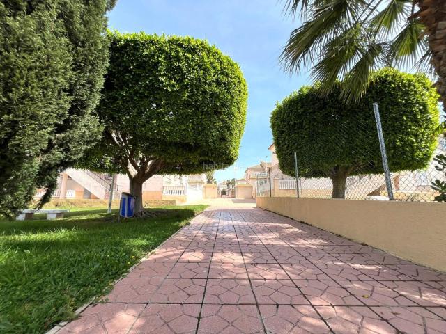 Casa en venta en Torrevieja, Aguas Nuevas. Luminoso bungalow planta alta con terraza acristalada y piscina en Aguas Nuevas. Casas.