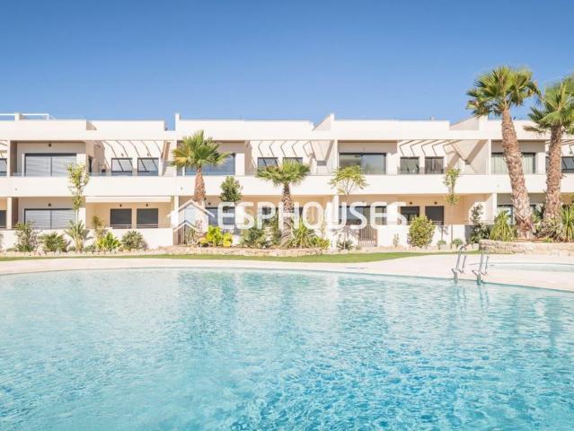 Casa en venta en Torrevieja, El Acequión. Bungalow de obra nueva en planta alta con solárium privado a 250 m del mar en La Veleta, Torrevieja. Casas.