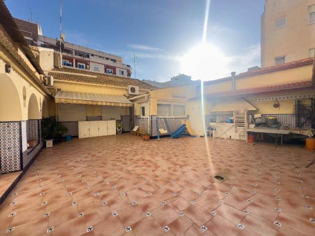 Casa en venta en Torrevieja, El Molino. Casa con parcela ideal para edificar en Torrevieja. Casas.