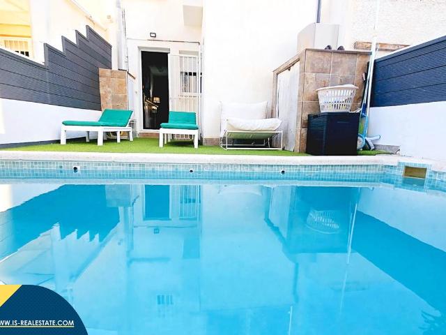 Casa en venta en Torrevieja, El Molino. Vila con piscina privada, en la provincia de Alicante, en Torrevieja, en la zona de Playa del Cura. 3 habitaciones 84 m² 1 kil. Casas.