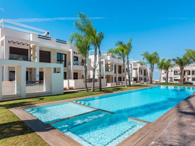 Casa en venta en Torrevieja, Los Balcones Los Altos. Ubicado en la encantadora localidad de Torrevieja, este conjunto residencial ofrece una selección de 42 propiedades que incluyen b. Casas.