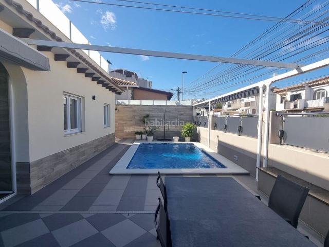 Casa en venta en Torrevieja, Los Balcones Los Altos. Villa completamente autónoma con reforma de diseño, piscina de agua salada y 5 dormitorios en la prestigiosa zona de Los Balcones. Casas.
