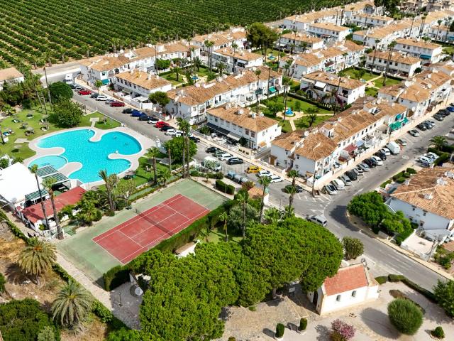 Casa en venta en Torrevieja, Los Balcones Los Altos. Acogedor apartamento de un dormitorio, listo para entrar a vivir, en una excelente ubicacioacuten en Lago Jardiacuten Le damos la. Casas.