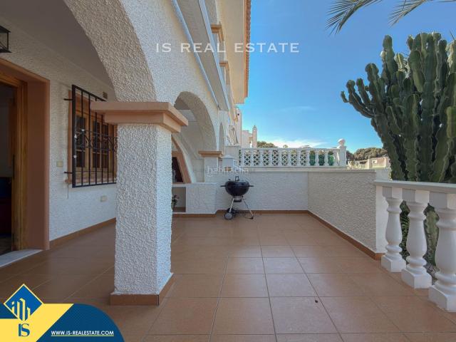 Casa en venta en Torrevieja, Los Balcones Los Altos. Bungalow con piscina comunitaria, en la provincia de Alicante, en la ciudad de Torrevieja, en el barrio de Los Balcones. 2 habitac. Casas.