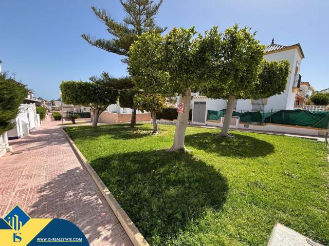 Casa en venta en Torrevieja, Los Balcones Los Altos. Casa con piscina comunitaria, en la provincia de Alicante, en la ciudad de Torrevieja, en el barrio de Los Balcones. 4 habitacione. Casas.