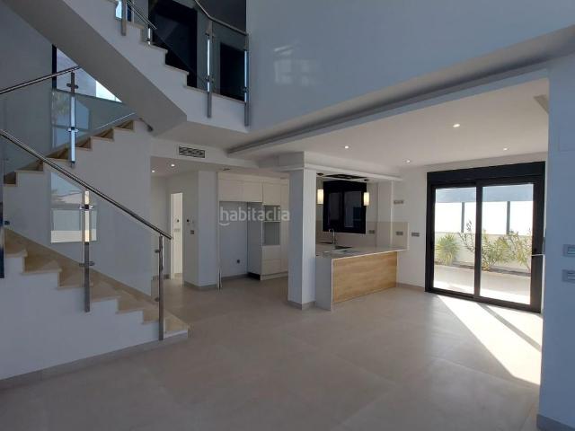 Casa en venta en Torrevieja, Los Balcones Los Altos. En una de las urbanizaciones residenciales más prestigiosas de Torrevieja, esta elegante villa de nueva construcción redefine el c. Casas.