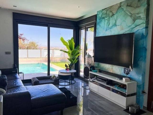 Casa en venta en Torrevieja, Los Balcones Los Altos. Esta villa de lujo en Los Balcones, Torrevieja, con impresionantes vistas panorámicas al mar Mediterráneo y al Lago Rosa, ofrece p. Casas.
