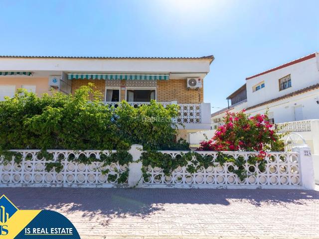 Casa en venta en Torrevieja, Los Europeos. Bungalow con terraza, en la provincia de Alicante, en la ciudad de Torrevieja, en el distrito de La Mata. 3 habitaciones 58 m². Casas.