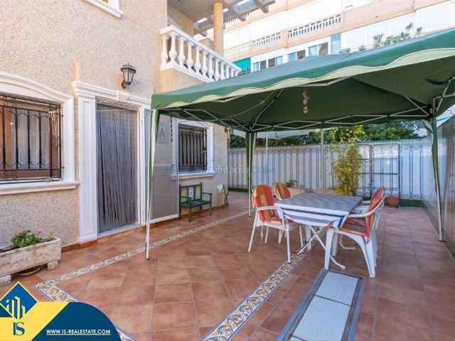 Casa en venta en Torrevieja, Los Europeos. Bungalow con terraza, en la provincia de Alicante, en la ciudad de Torrevieja, en la zona de La Mata. 3 habitaciones 56 m² A 1. Casas.