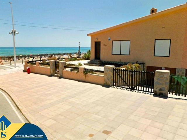 Casa en venta en Torrevieja, Los Europeos. Casa con terraza, en la provincia de Alicante, en la ciudad de Torrevieja, en la zona de La Mata. 3 habitaciones 113 m² A 50 m. Casas.